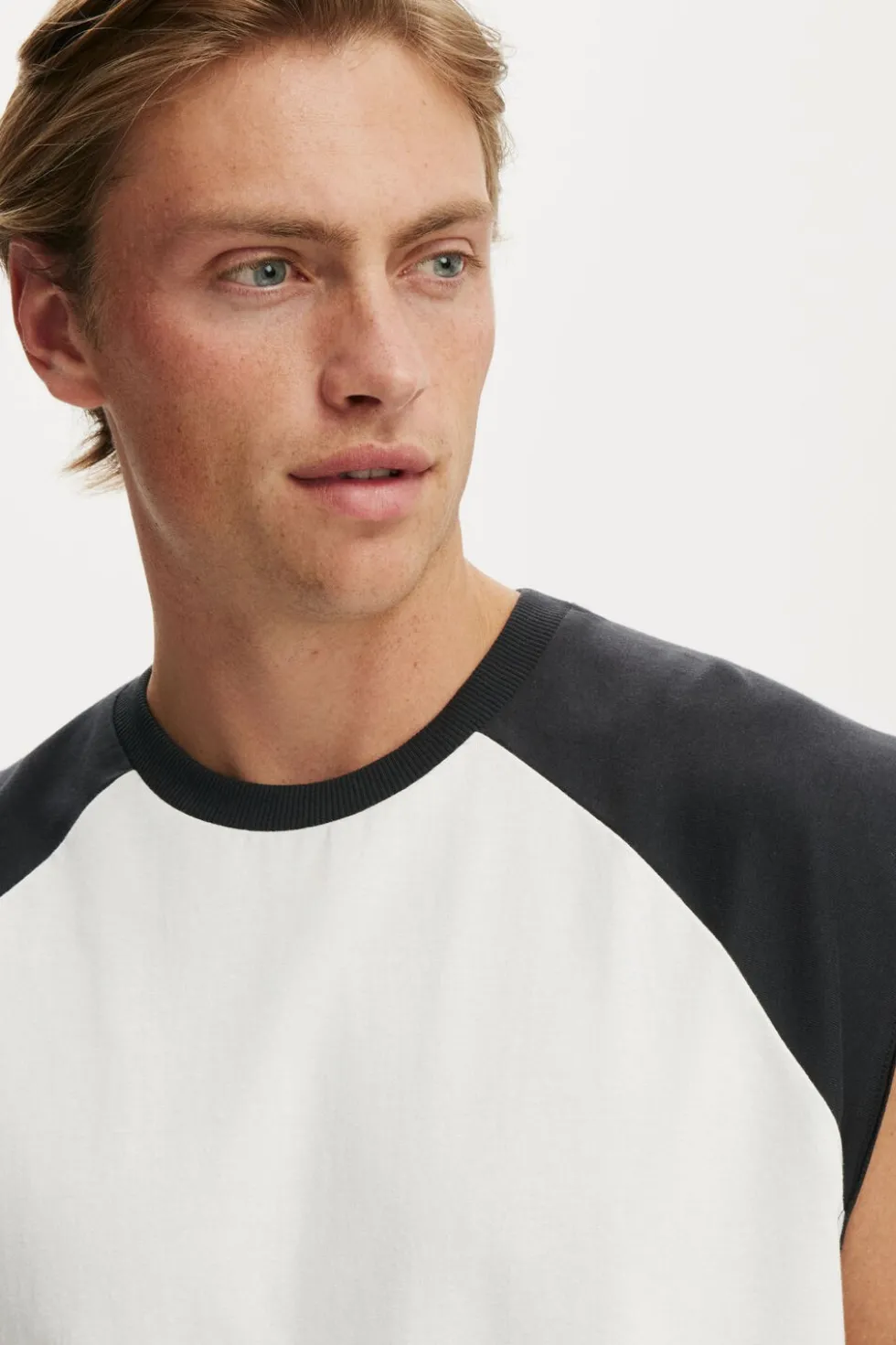 Cropped Fit Muscle
