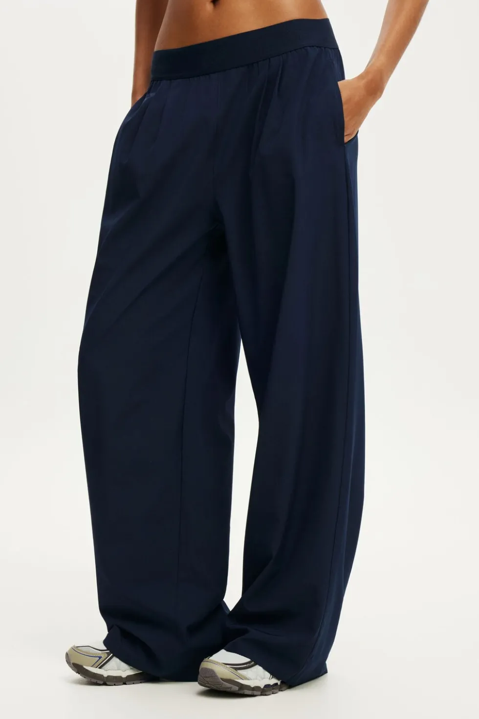 Studio Woven Elastic Pant